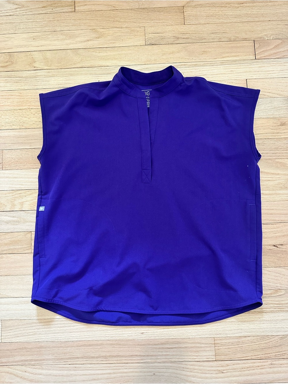 Figs Rafaela boxy scrub top size medium- Purple Pulse
